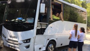 Antalya'da yolcusunu unutan tur otobüsü kaza yaptı: 2 yaralı