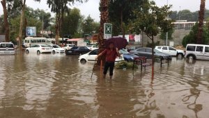 Antalya'nın doğusunda etkili olan yağmur hayatı olumsuz etkiledi