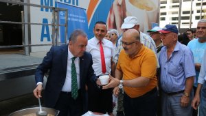 Başkan Böcek aşure dağıttı , turistler de aşure yedi
