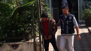 Dolandırdıkları yaşlıların ellerini öpmeyi ihmal etmemişler