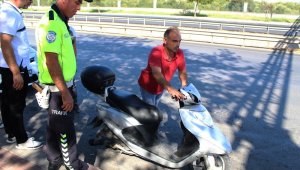 Ehliyetsiz sürücü polis noktasında motosikleti bırakıp kaçtı