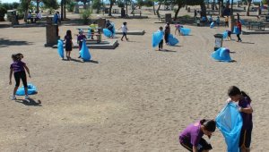 Envarlı öğrenciler plaj temizliğinde