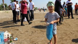 Finike sahilinden 350 kilo çöp toplandı