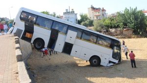 Freni boşalan otobüs istinat duvarından aşağıya uçtu