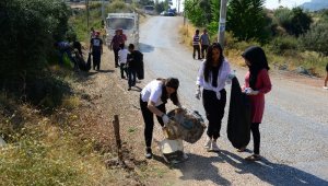 İklim değişikliğine, çevre temizliği yaparak dikkat çektiler