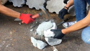 Kargo şirketinde paketleri açan polis gözlerine inanamadı