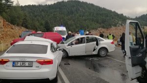 Kiralık araçla cenazeden dönen aynı aileden 4 kişi hayatını kaybetti