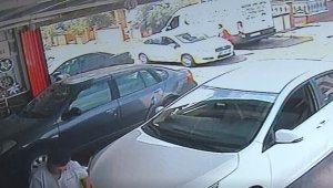 Koşarak yola çıkan lise öğrencisi otomobilin altında kaldı