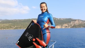 Milli sporcu Erken, Kaş'ta Sivas Kongresi için daldı