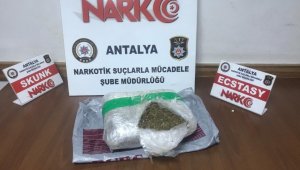Motosikletli şüpheli uyuşturucu ile yakalandı