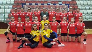 Muratpaşa Kadın Hentbol Takımı İzmir'den kupayla döndü