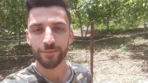 Park halindeki kamyonete çarpan motosiklet sürücüsü hayatını kaybetti