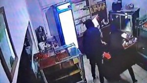 Pastanenin kasasından bir miktar para çalarak kaçan 4 şüpheli yakalandı