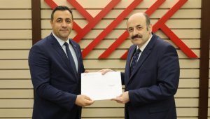 Rektör Kalan mazbatasını aldı