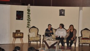 Sağlık çalışanları Alzheimer farkındalığı için hem yazdı hem oynadı