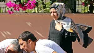 Serseri kurşun hareket halindeki otomobilin ön camına isabet etti