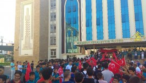 Simit yağmuruyla değil Türk bayrağının gölgesinde okula başladılar