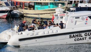 Şişme botla ölüm yolculuğuna çıkan göçmenler Sahil Güvenlik tarafından kurtarıldı