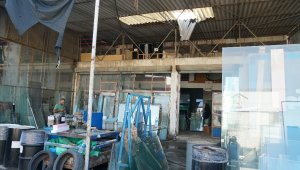 Sokak lambasını tamir etmek isteyen elektrikçi çatıdan düştü