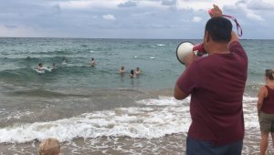 Turistler denizdeki tehlikeye aldırmadı