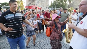 Turistler şehrin merkezinde erik dalı oynadı