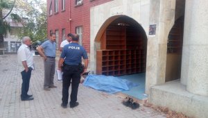 Yardım için geldiği camide hayatını kaybetti
