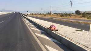 Yolda sızıp kalan kadını sağlık ekipleri uyandırdı