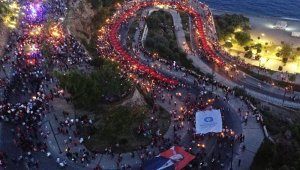 Antalya akşamını Cumhuriyet meşaleleri aydınlattı