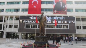Antalya Büyükşehir Belediyesi yerleşkesine dev Atatürk heykeli
