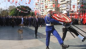 Antalya'da çelenk bırakma töreninde ilginç görüntü