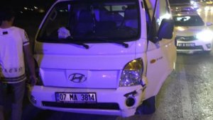 Antalya'da kamyonet bariyerlere çarptı: 3 yaralı