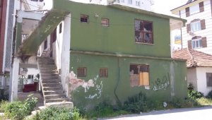 Antalya'da mahalleliyi rahatsız eden metruk bina yıkıldı
