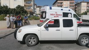 Antalya'da motosiklet ile kamyonet çarpıştı: 2 yaralı