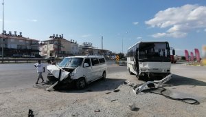 Antalya'da servis midibüsü ile minibüs çarpıştı: 2 yaralı