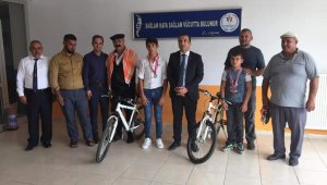 Başarılı minik pehlivanlara bisiklet hediye edildi