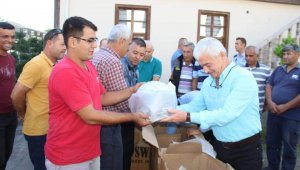 Başkan Geyikçi, belediye personeline kask dağıttı