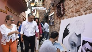 Başkan Uysal, heyetlerle beraber Kaleiçi'ni gezdi