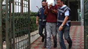Durakta otobüs bekleyen kişinin cebinden parasını çalan hırsız yakalandı