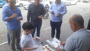 Esnaf Barış Pınarı Harekatındaki askerler için lokma tatlısı dağıtıp dualar etti