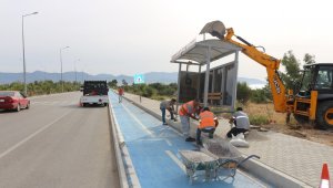 Finike'de Akdeniz Bulvarı'na durak monte edildi