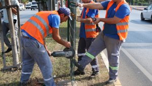Gazi Bulvarı'na 600 metrelik koruyucu tel örgü çekildi
