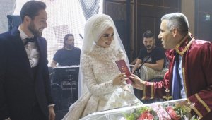 İşadamı Babüroğlu'nun kızı dünya evine girdi