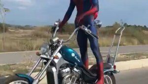 Karayolundaki motosikletli "örümcek adam" görenleri şaşırttı