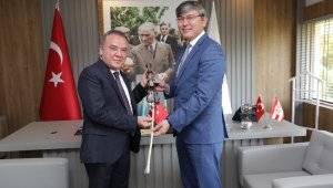 Kazak Büyükelçi Başkan Böcek'i ziyaret etti