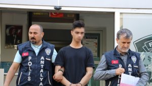 Kendisini boğazından bıçaklayarak ağır yaralayan oğluna kıyamadı, şikayetçi olmadı