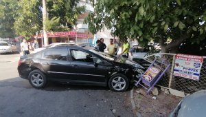 Kontrolsüz kavşakta 3 araçlı zincirleme kaza: 1 yaralı