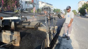Konyaaltı Belediye Caddesi'ne Büyükşehir'den sıcak asfalt