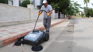 Konyaaltı'nda süpürücüler iş başında