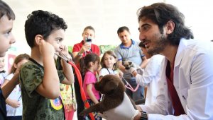 Minik öğrenciler köpeğin kalp atışını dinledi