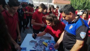 Öğrenciler ördükleri boyunlukları Barış Pınarı Harekatı askerlerine gönderdi